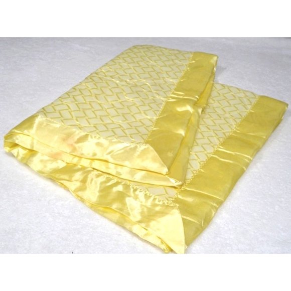 Vintage MCM Acrylic Baby Blanket, Yellow, Satin‎ Trim, 35in x 48in nursery crib - Picture 1 of 7